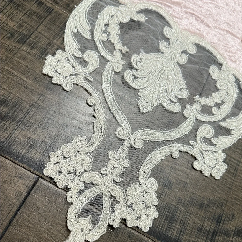 NWOT VINTAGE VICTORIAN Style Elegant Pink and White Lace Table Runner
